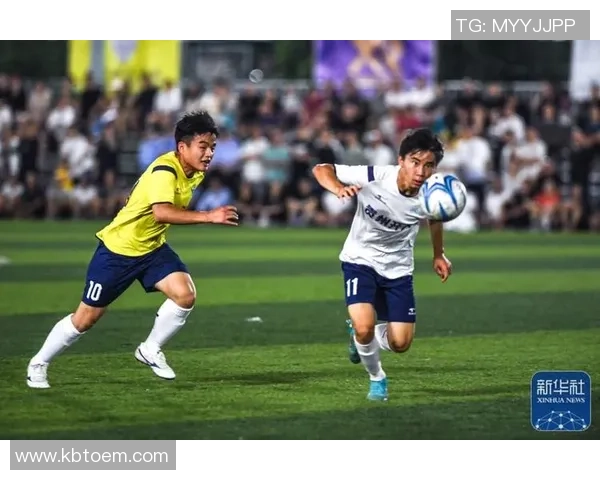 开场哨响起足球赛激情四溢球场瞬间点燃观众热情与期待